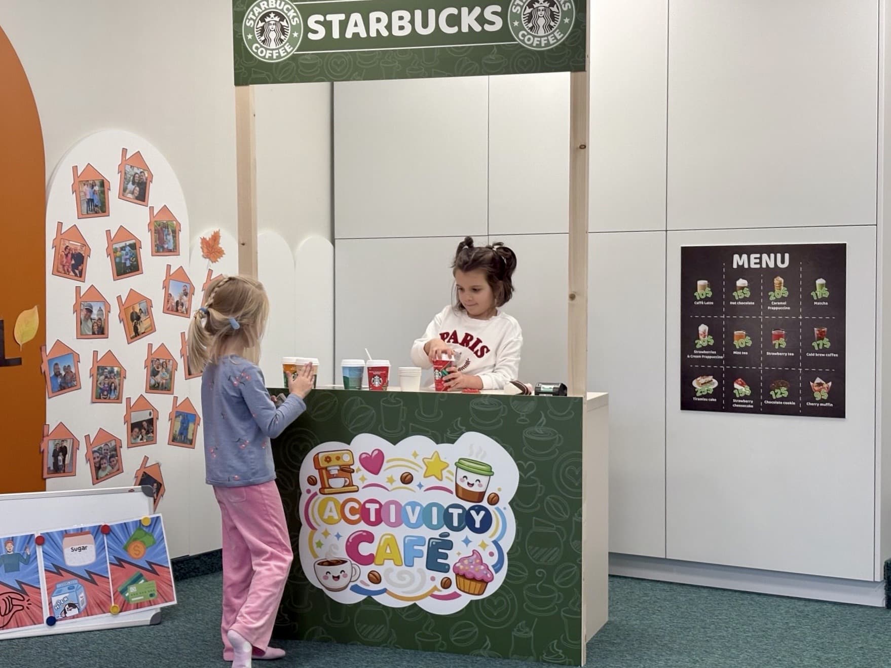 copii care fac un roleplay la cursurile de engleza