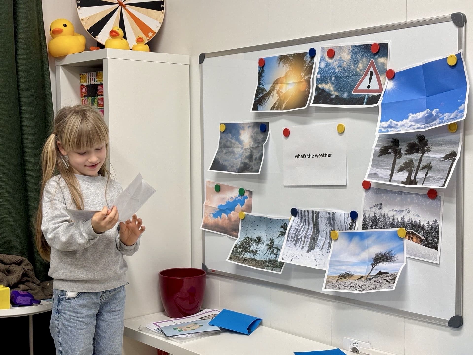 un copil care prezint un proiect in cadrul cursurilor de engleza pentru copii