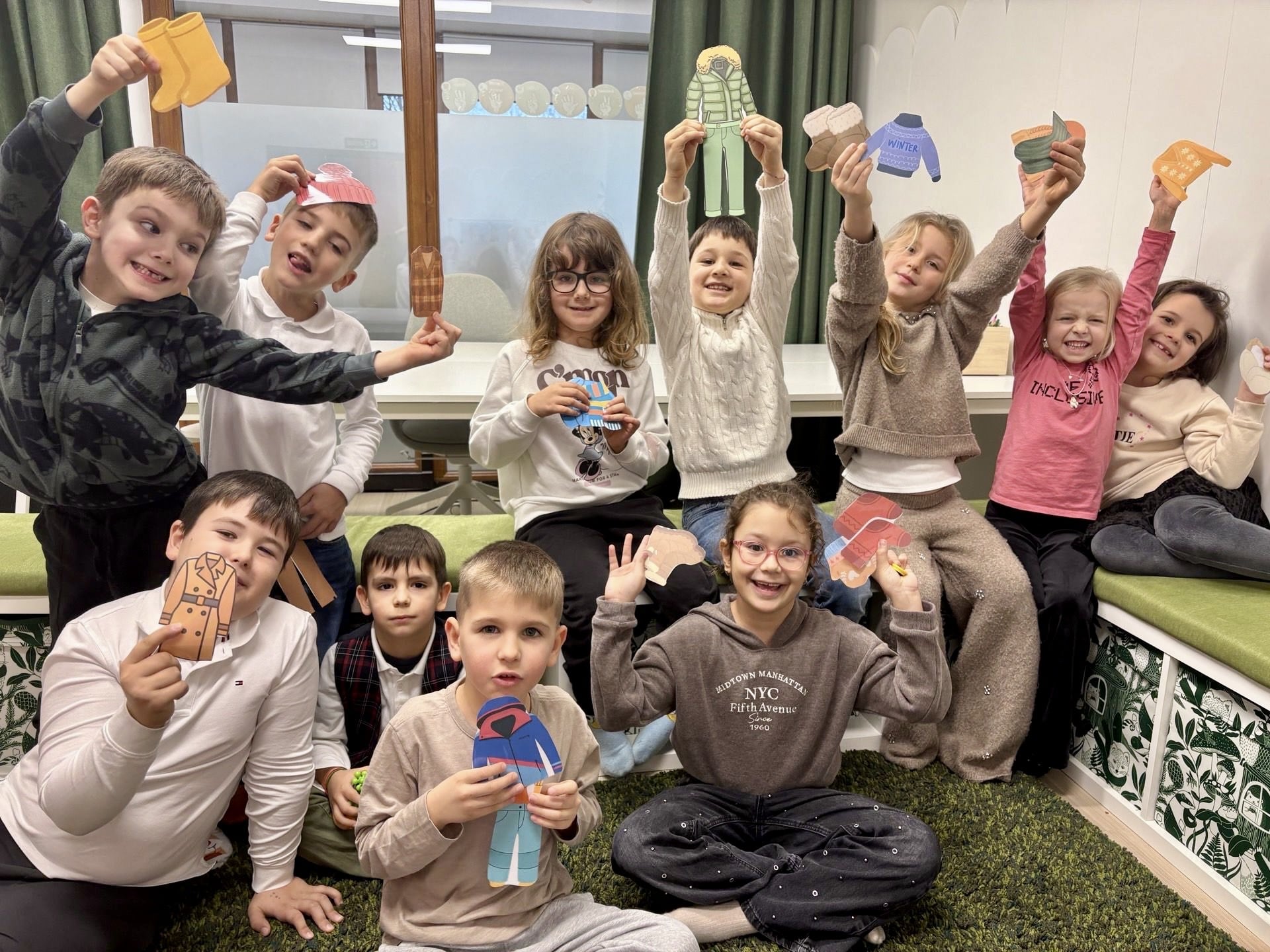 poze de grup cu elevii care participa la cursurile de engleza de la Activity