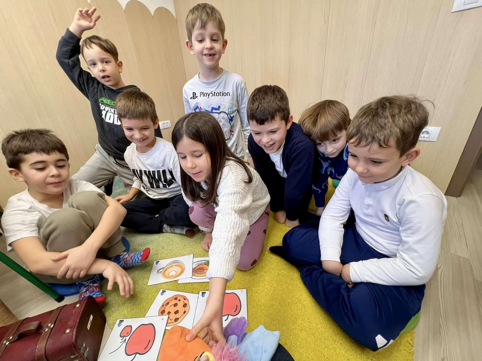 copii care se joaca un joc de ghicit la cursurile de engleza pentru copii