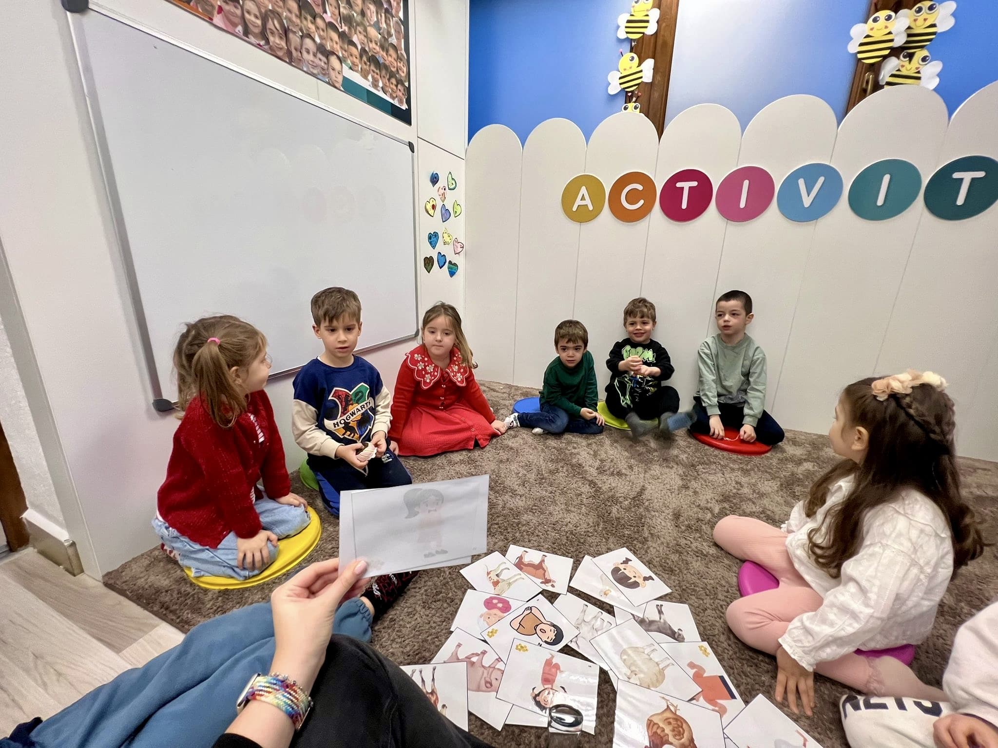 discutii pe baza cartonaselor la cursurile de engleza